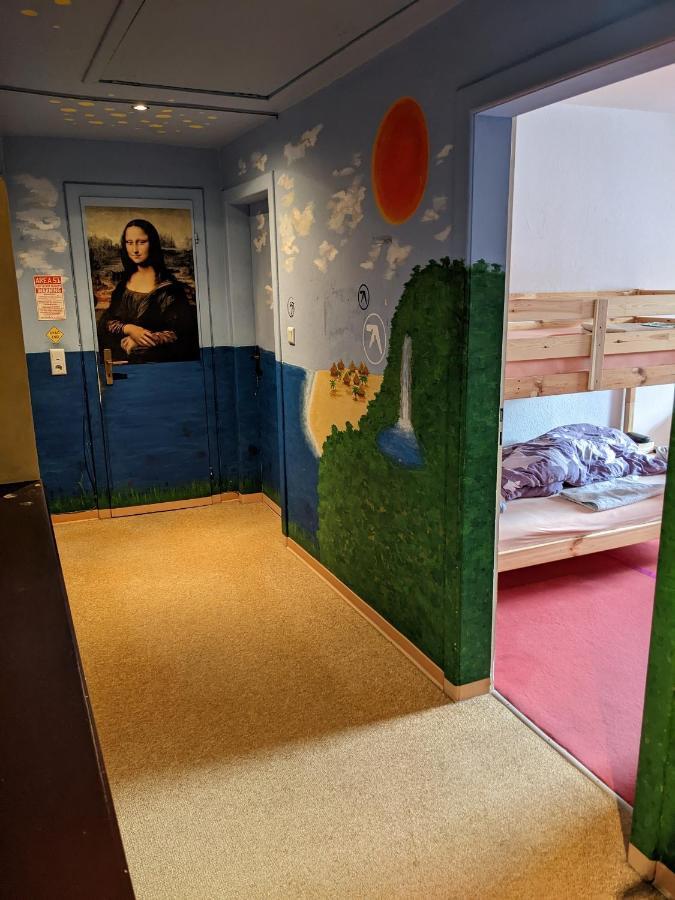 Monkey Factory - Mini Home-Stay Hostel Трабен-Трарбах Экстерьер фото
